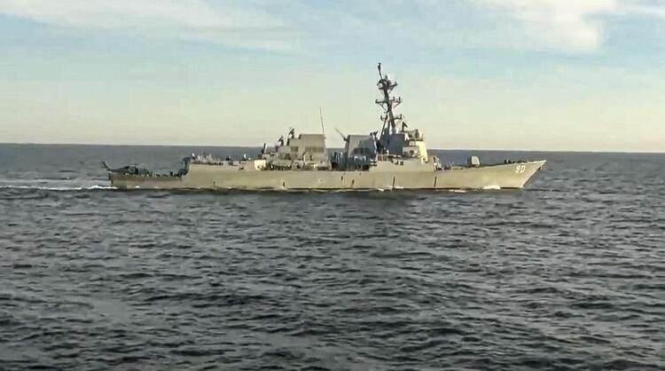 <p>Bakanlık, ABD destroyerinin rotasını değiştirmediğini ve bunun yerine güvertesinden bir helikopterin kalkışa hazırlandığını gösteren bayraklar kaldırdığını, yani rota ve hızı değiştiremediğini söyledi ve "Uluslararası seyrüsefer kuralları çerçevesinde hareket eden Amiral Tributs, davetsiz misafiri Rus karasularından çıkarmak için bir rota belirledi" ifadelerini kullandı.</p>