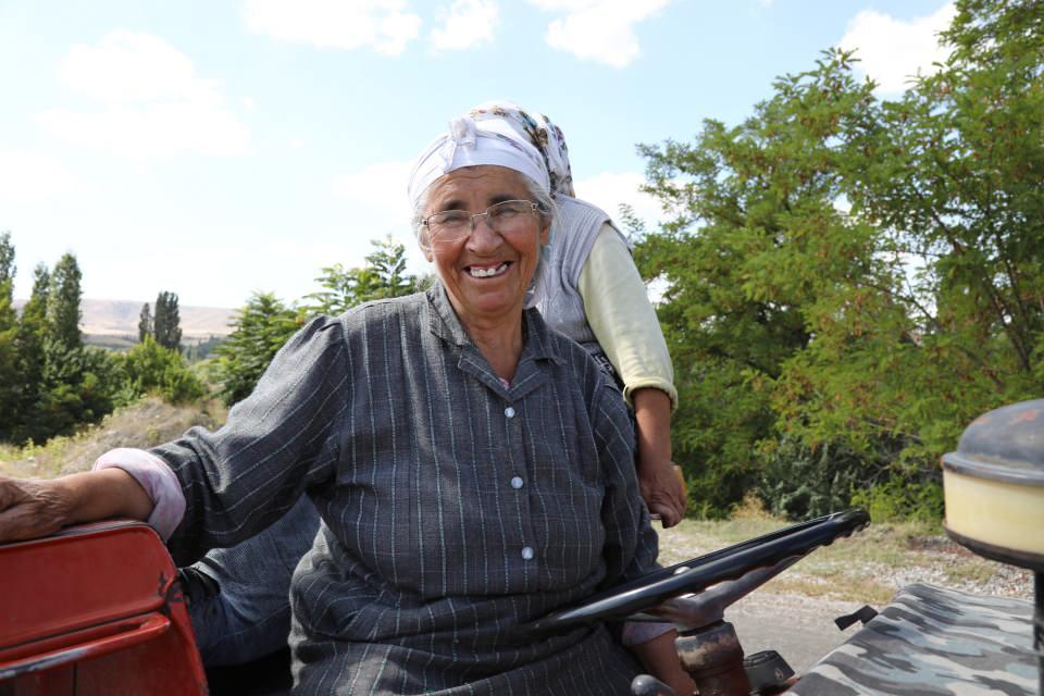 <p>Ankara'nın Kalecik ilçesinde yaşayan 74 yaşındaki Döne Coşkun, eşinin 18 yıl önce hayatını kaybetmesinin ardından tüm bağ bahçe işlerini traktör kullanarak kendisi yaparak görenleri şaşırtıyor.</p>

<p> </p>
