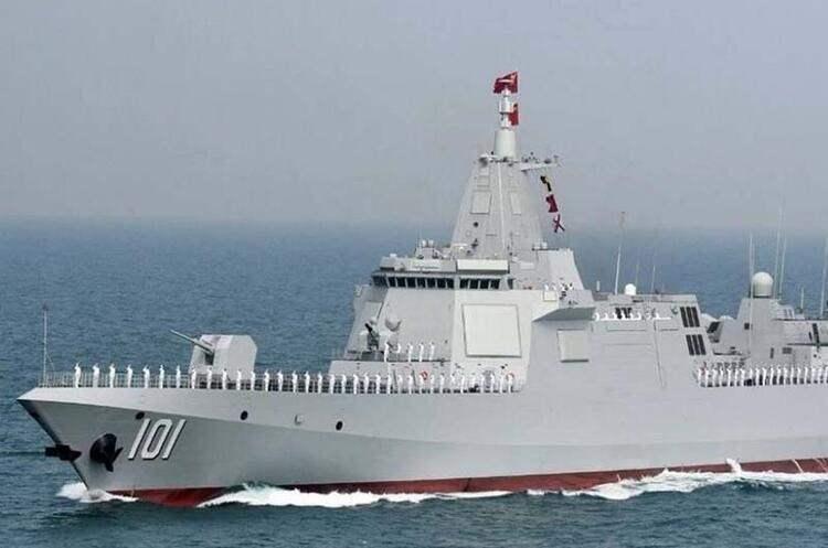 <p>Çin gemileri prova yapmadı ve tatbikata doğrudan başladı. Bu kararla birlikte, ülkenin savaşa daha kolay hazırlanması ve deniz çıkarlarını koruma yeteneklerinin artması hedefleniyor. Çin'in 10 bin ton sınıfı büyük muhribi, yurtdışındaki bir tatbikatta ilk kez yer aldı.</p>