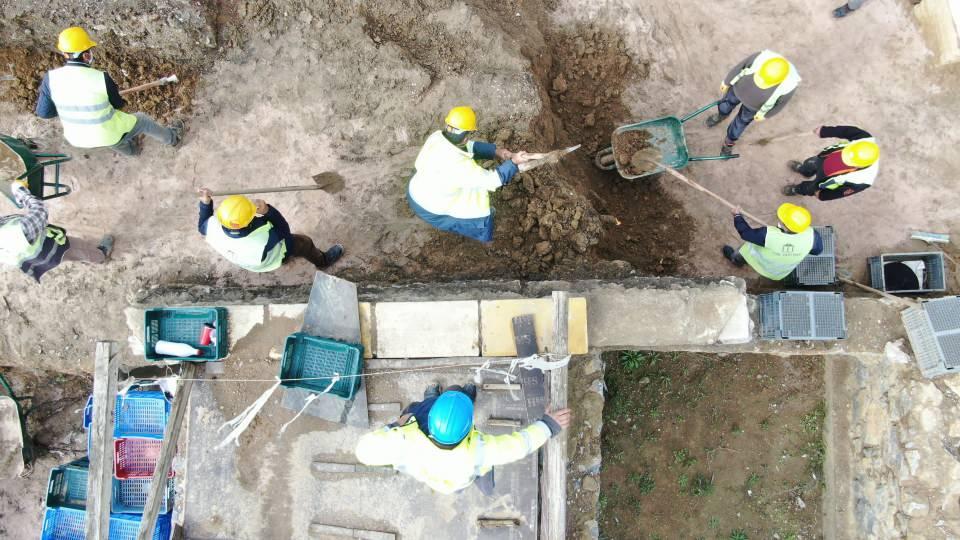 <p><strong>ASKERİ SIĞINAK İLK KEZ GÖRÜNTÜLENDİ</strong></p>
<p>Haydarpaşa kazı alanında uzunluğu 400 metre olan ve 1940'lı yıllarda inşa edilen 2 girişli bir sığınak bulundu. Sığınak 2. Dünya Savaşı sırasında olası bir saldırı durumunda askerlerin korunması için inşa edilmiş. İçerisinde elektrik panoları ve tuvaletlerinde bulunduğu sığınak 2 metre genişliğinde ve 2 metre 40 santim yüksekliğindeki tünellerden oluşuyor.</p>