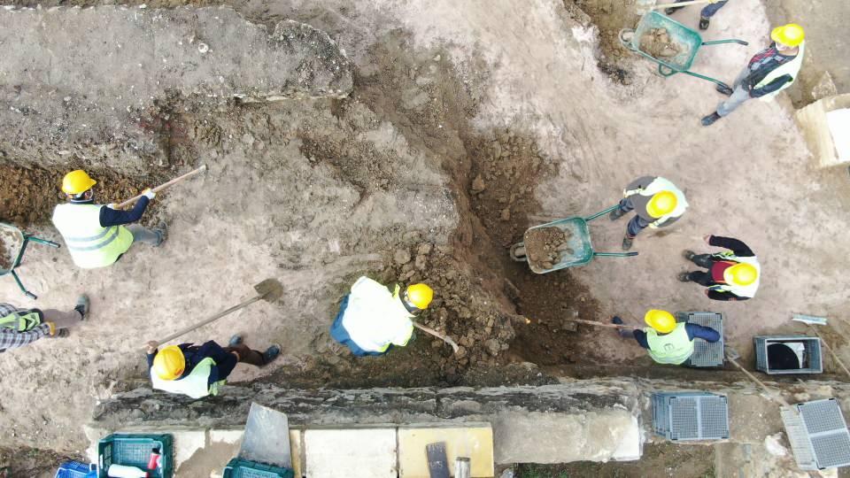 <p><strong>OSMANLI DÖNEMİNE AİT ÇEŞME VE BİZANS DÖNEMİNE AİT AYAZMA</strong></p>
<p>Kazılarda Bizans dönemine ait bir de ayazma bulundu. Halen su akan ayazmanın yapısı ise bloklarla desteklenerek korunuyor.</p>
<p>Bunun yanı sıra Kadıköy'de bulunan Halid Ağa Çeşmelerin bir tanesi de gar sahasında bulundu. Osmanlı döneminde 1790 yılında yapılan çeşme, daha sonra 1836'da Adülmecit tarafından tekrar onarıldı.</p>