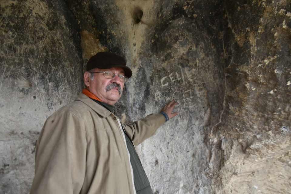 <p>Lalapaşa'ya bağlı Sinanköy'de, mağara içindeki kazı çalışmaları sonrası bulunan, Orta Çağ'dan kalma taş oyma şapel ve dini törenlerin yapıldığı oda şeklindeki bölümleri; tavanlarında oluşan çatlaklar, duvarlarına yazılan yazılar ile definecilerin kaçak kazıları sonucu tahribata uğradı. Sinanköy Kalesi olarak bilinen bölgenin, birinci derece arkeolojik sit alanı olmasının ardından korumaya alınıp, turizme açılması planlansa da gerekli bakım yapılmaması nedeniyle çevresi de son yıllarda otlarla kaplandı. </p>

<p> </p>
