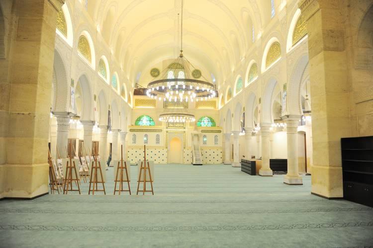 <p>Katliamın hikayesi halk arasında da yaygın</p>

<p>Başkentte caminin yakınlarında ikamet eden Cezayirli Murad Sahnun, "Fransız işgali, Keçiova Camisi'nde bir katliam gerçekleştirdi. Caminin içindeki 200 Cezayirliyi öldürdü." diye konuştu. Caminin içinde bulunanlar dışarı çıkmayı reddedince Fransızların onları öldürüp, cesetlerini caminin köşelerine ve çevresine gömdüğünü söyleyen Sahnun, başkentin dört bir yanından kardeşlerine destek için gelip, Keçiova Camisi'nin kiliseye çevrilmesini reddeden 4 bin kişinin daha şehit edildiğini aktardı. Cezayirli İslam Havas da "4 bin Cezayirliye karşı işlenen bu suç, İslam'ın yüzyıllardır bu topraklarda kök saldığını gösteriyor." dedi. Fransa'nın Osmanlıların Cezayir'i sömürgeleştirdiği yönündeki iddialarına ilişkin Havas şunları söyledi: "Osmanlılar Cezayirlilerle din kardeşiydi ve bunun delili de İslam'ın simgesi olan bu camiye destek için 4 bin kişinin fedakarlık yapmasıdır."</p>
