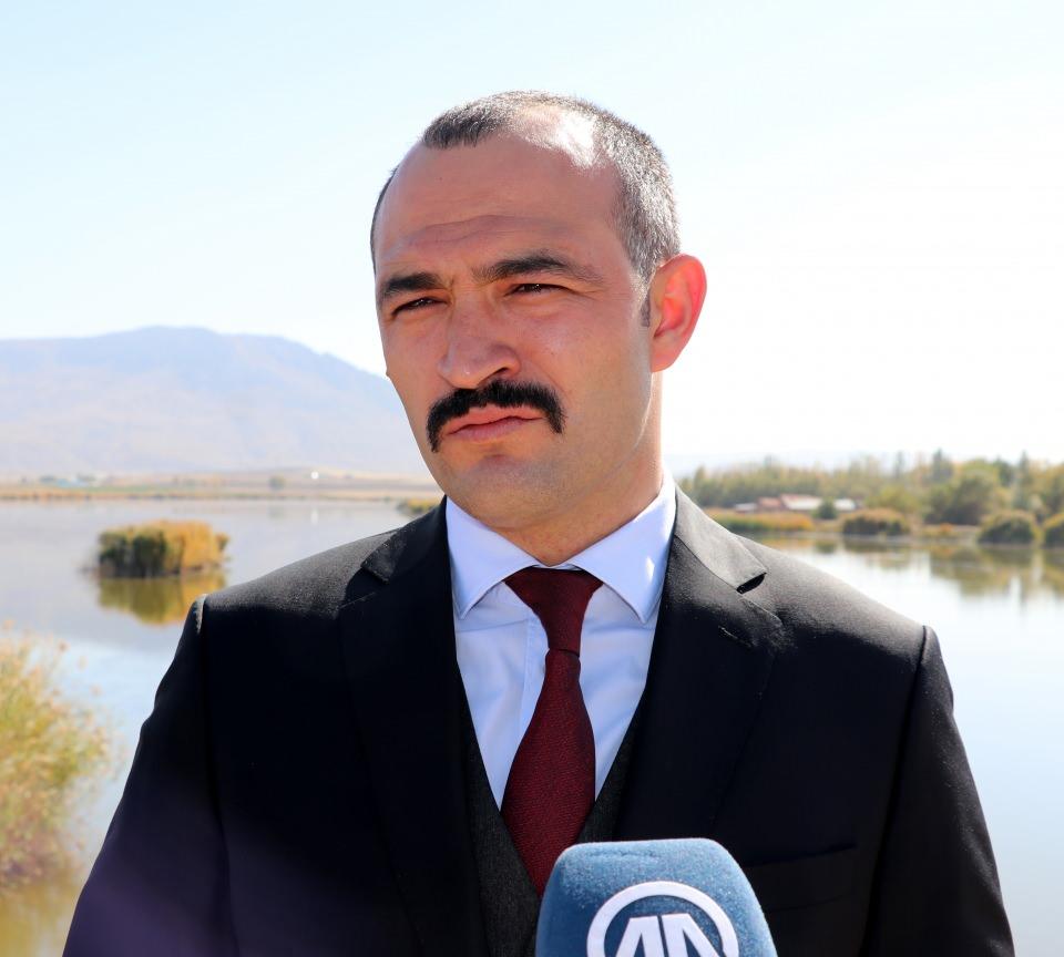 <p> Hizmetlerimiz Ulaş Gölü'ne olacak. Gölün ayakkabıya benzediği fotoğrafları vatandaşların görmesi ve gelip gölü ziyaret etmesi için ilçe girişine asacağız." açıklamasında bulundu.</p>