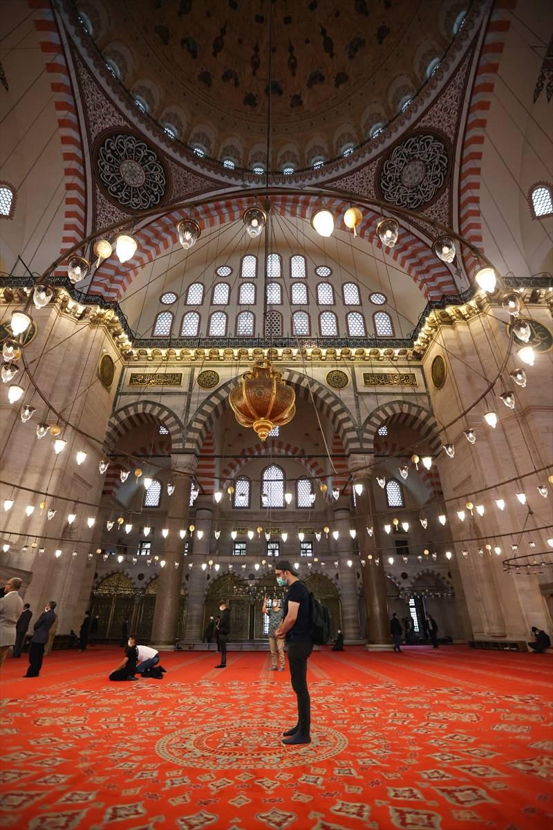 <p>Caminin yapımının uzun sürdüğü gibi bir iddia da bulunsa da, 7 yıllık bir sürede işin tamamlandığı düşüncesi makul sürede külliyenin tamamlandığı göstermektedir. "</p>