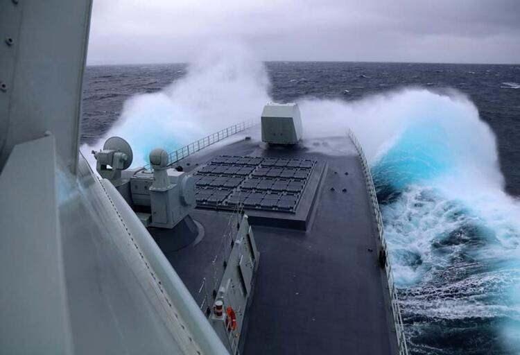 <p><strong>AMAÇ 'ORTAK TEHDİTLERE KARŞI MÜCADELE'</strong></p>
<p>PLA Deniz Askeri Araştırmaları Araştırma Enstitüsü'nden Zhang Junshe, ortak tatbikatın amacının, iki donanmanın dostane, pragmatik işbirliğini ve savaşma yeteneklerini geliştirmesi ve deniz güvenliği tehditleriyle ortaklaşa mücadele etmesi olduğunu söyledi.</p>