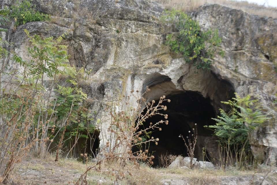 <div> Burada daha önce ayin için çıkarılan çanak çömlek bulduk daha önce. Buradan altın falan çıkmaz. Millet boşu boşuna burasını tahrip etmesin" dedi. </div>

<div> </div>

<div> </div>
