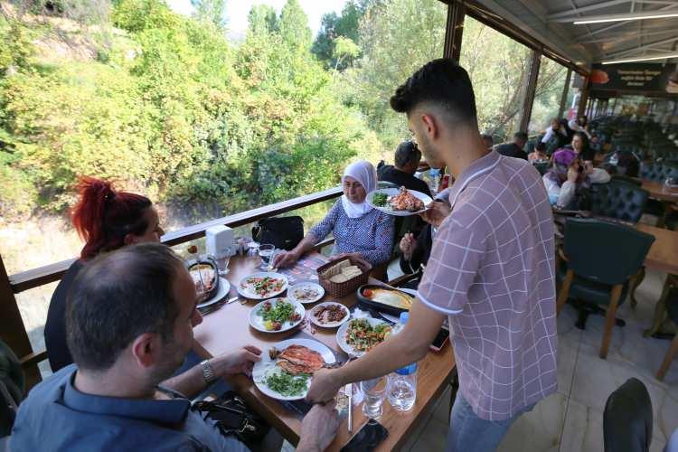 <p>Seçkin, alabalığın lezzetiyle yurt dışında talep gördüğü gibi ilçedeki restoranlarda sunulan yemeklerle de ülkede adından söz ettirmeye başladığını dile getirerek, şunları kaydetti:</p>

<p>"Normalleşme süreci ile ilçemize özellikle hafta sonları büyük bir ziyaretçi akını yaşıyoruz. Yıl içerisinde 600 bin civarında yerli ve yabancı turist ilçemizi ziyaret etti. Fırat Nehri'nin temiz ve bol oksijenli suyunda yetiştirilen alabalık lezzetiyle ilçenin gastronomi turizmine öncülük ediyor. </p>
