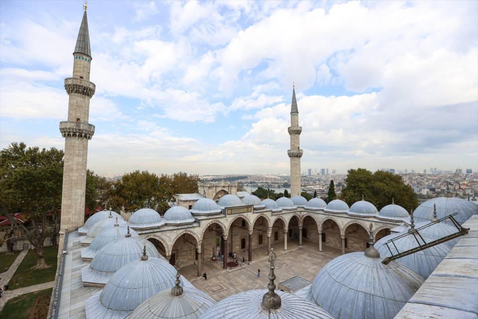 <p>Külliye yapısının tam ortasında caminin bulunduğunu anlatan Öztürk, caminin dönemin mimarlık ve mühendislik harikası olduğunu söyledi.</p>
<p> </p>