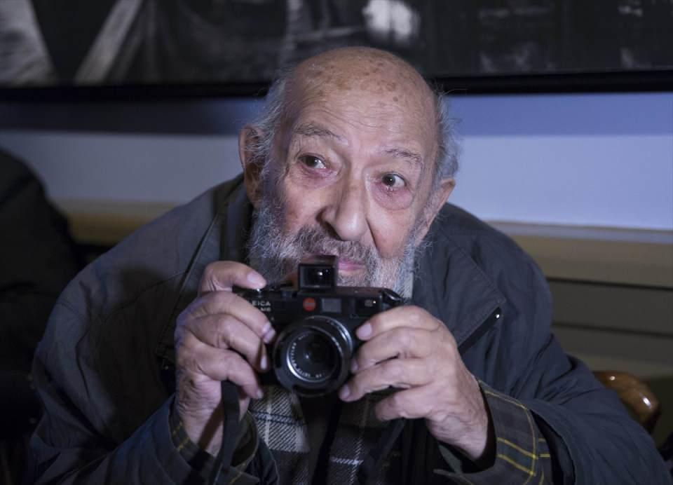 <p>Henüz lisedeyken film stüdyolarında sinemacılık üzerine her dalda çalışarak yönetmen ve oyun yazarı olma hayaliyle Muhsin Ertuğrul'un tiyatro kurslarına devam eden Ara Güler, 1950'de Yeni İstanbul gazetesinde gazetecilik yaşamına başladı.<br />
<br />
<em><strong>Fotoğraf: Güler, 30 Ekim 2015'te İstanbul'da bir proje için objektif karşısına geçmişti. (Arşiv)</strong></em></p>
