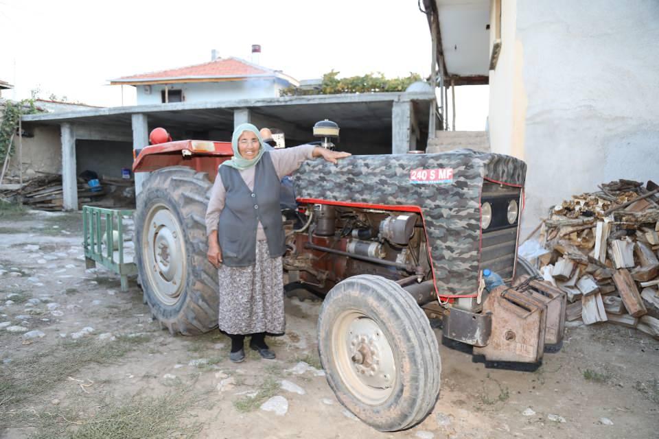 <p><strong>- "Gençlere okumalarını tavsiye ederim"</strong></p>
<p>Döne Coşkun, kadınların çalışarak ayakta durmaları gerektiğini dile getirdi.</p>
<p>Hayatı boyunca çok çalıştığının altını çizen Coşkun, "Gençlere tavsiyem okumaları, çok çalışmaları ve dürüst olmalarıdır. Allah çalışana veriyor. Ben çok çalıştım ve Allah bana da her şeyi verdi. Kimseye muhtaç olmadım." ifadelerini kullandı.</p>
<p> </p>