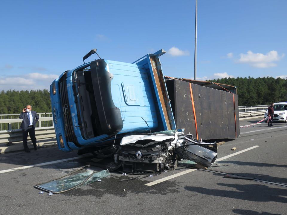 <p>Kutlay T.'nin kullandığı beton blok yüklü 34 UR 7050 plakalı İSKİ'ye ait kamyonun iddiaya göre sol ön tekerleği patladı. Kutlay T.'nin direksiyon hakimiyetini kaybettiği kamyon, aynı yönde giden Ozman Baran Öz'ün kullandığı (21) 34 DRR 698 plakalı otomobilin üstüne devrildi.</p>
