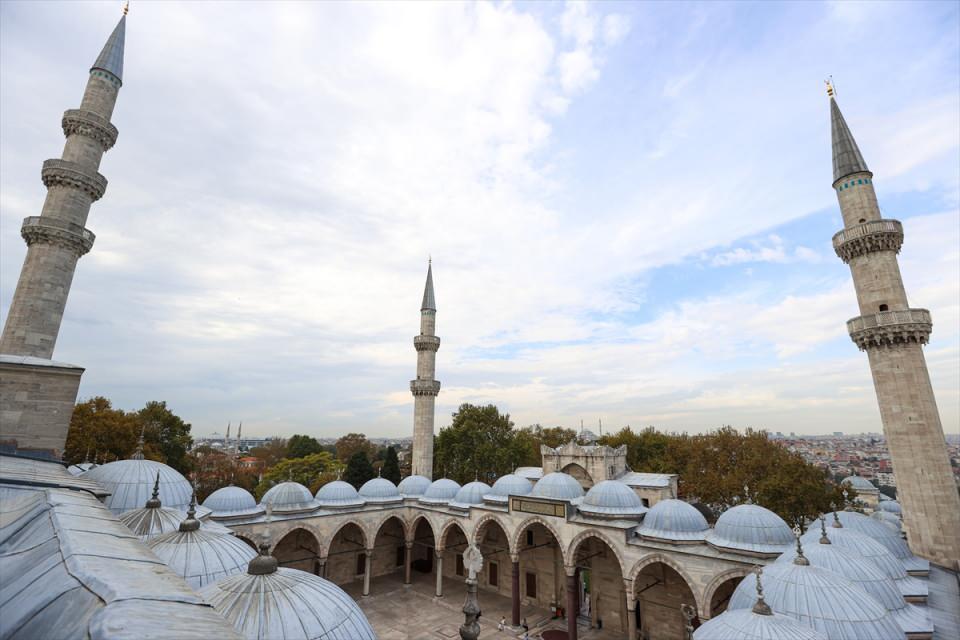 <p><strong>- Mühendislik detayları</strong></p>
<p>Camide toplamda 10 adet şerefe bulunduğunu ve bu şerefelerin Kanuni Sultan Süleyman'ın 10. Osmanlı padişahı olduğunu simgelediğini ifade eden Öztürk, tarihi yapıdaki diğer mühendislik detaylarına ilişkin şu bilgileri paylaştı:</p>
<p>"Mimar Sinan, Süleymaniye Külliyesini yaparken başka teknikler de kullanmıştır. Mimar Sinan, caminin alt tarafında doğal havalandırma kısımları inşa ettirmiştir. </p>