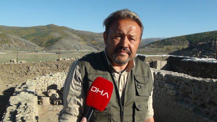 <p>Roma İmparatorluğu lejyonuna ait yapılarla beraber sonrasında Geç Roma İmparatorluğu ve Bizans’ın başı olarak nitelendirilen erken Hristiyanlık dönemine ait büyük ölçekli yapılarla karşılaştık. Sütunlu revaklı bir galeri de ortaya çıkarıldı. Bu yapı belki bir bazilikaydı ama Orta Bizans dönemlerinde bir hamam yapısına dönüştürülmüş” dedi.  </p>
