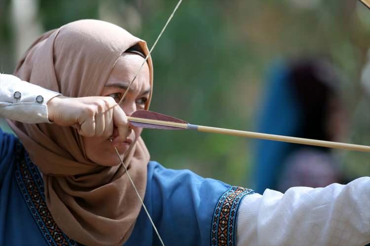 <p>Türkiye Geleneksel Türk Okçuluk Federasyonu Başkanı Cengiz Toksöz de ata sporu olan bu branşı Türkiye'nin her tarafına ulaştırmayı hedeflediklerini aktardı.</p>
