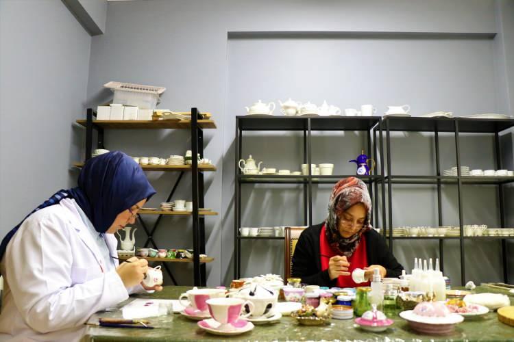 <p>“25 kadından destek alıyoruz”</p>

<p>Osmanlı motiflerinin işlendiği sır üstü dekorlar ile geleneksel nakışların dünyada büyük ilgi gördüğünü, yurt içinden olduğu kadar yurt dışından talep geldiğini belirten Fatma Dilber, Bizim çalışmamız da yeterli gelmiyor, 25 kadından daha destek alıyoruz. Evlerinde nakış yapan kadınlardan çeyizlik ürün temin ediyoruz. Onları bir şirket yapısı altında yasallaştırıp sanal pazar yerlerinde satışını yapıyoruz” diye konuştu.</p>
