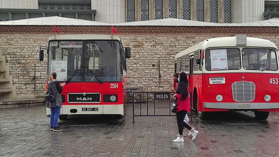<p>Sabahtan beri gözlemliyorum burayı, gelip duygulanan oluyor. Ben de duygulandım. İlk bindiğim otobüs burada. Hatta Kabataş-Beşiktaş hattına çok bindim" dedi.</p>
