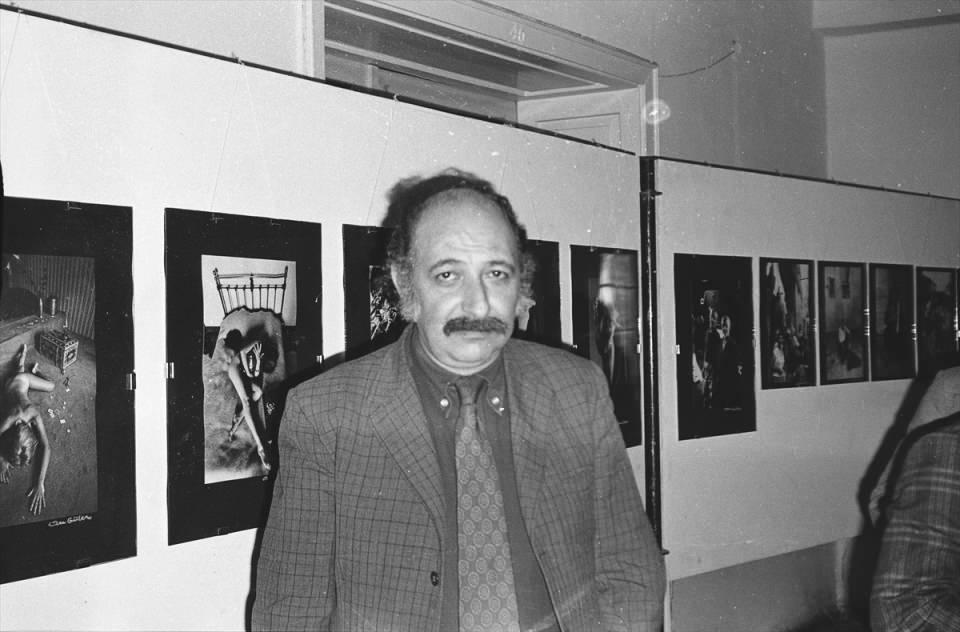 <p>Dünyaca ünlü foto muhabiri Ara Güler, geride bıraktığı birbirinden renkli fotoğraf kareleri ve zamana meydan okuyan arşiviyle vefatının üçüncü yılında anılıyor.<br />
<br />
Güler, 10 Haziran 1975'te açtığı fotoğraf sergisinde gazetecilere açıklamalarda bulundu. (Arşiv)</p>

<p> </p>
