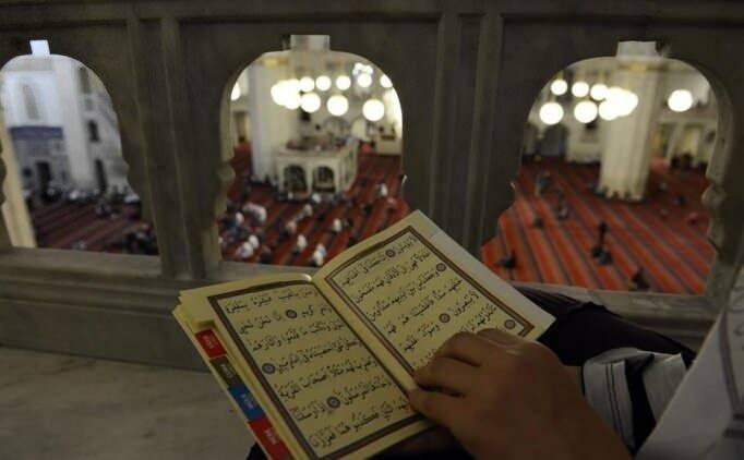 <p>Bu itibarla sadece okumayı öğrenmekle ve okumakla yetinilmeyip içeriğinin de bilinmesi, Kur'an'ın ne anlattığının kavranılması, hatta onun kendi hayatımıza da yansıtılması gerekir.</p>