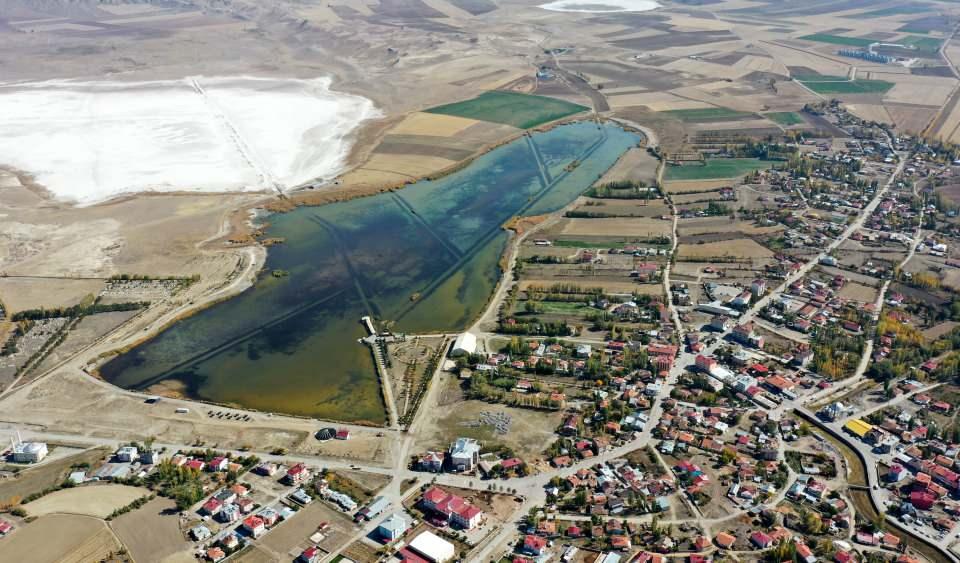 <p>İlbey, gölün ayakkabıyı andırmasının kendilerini de mutlu ettiğini dile getirerek, "Göl ayakkabıya benziyor. </p>
