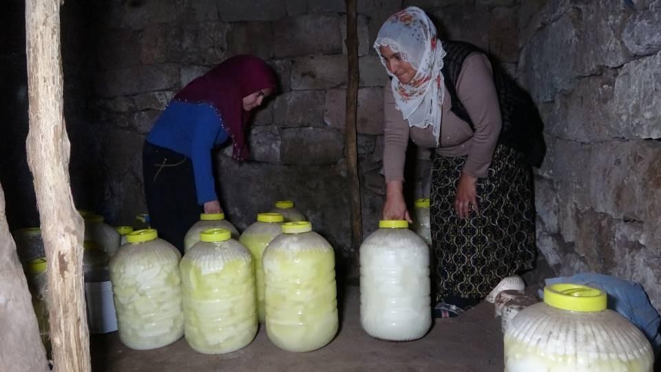 <p>Buzdolabı kullanmadığını anlatan Uğurlu, “Buzdolabı iyi değil, onun için toprak altındaki alanı daha münasip görüyoruz. </p>
