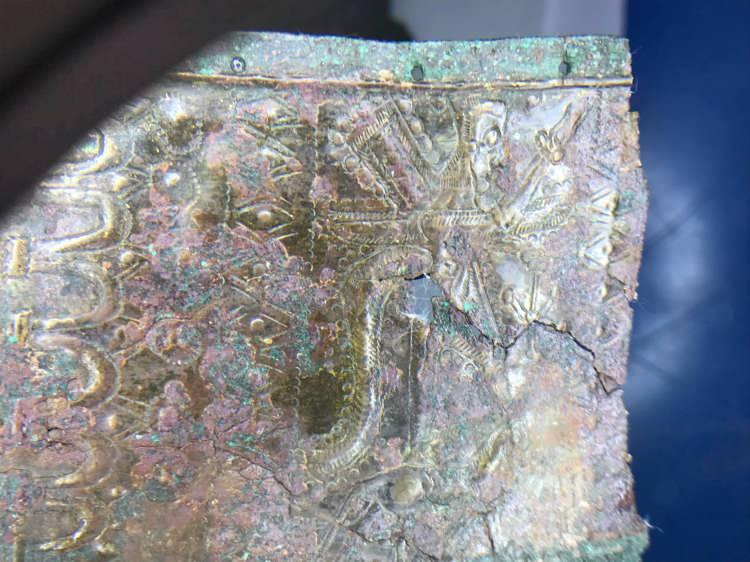 <p>Gümüşhane'nin Kelkit ilçesinde bulunan, Roma’nın 15'inci Lejyonu'nun 600 yıl hüküm sürdüğü Satala Antik Kenti'ndeki kazılarda; Urartu döneminden kalma, üzerinde baş tanrı Haldi ile bitki ve hayvan sembollerinin yer aldığı savaşçılara ait bronz kemer ile galeri, seramik parça ve taş figürlere ulaşıldı. Kazı Başkanı Doç. Dr. Şahin Yıldırım, "Satala Antik Kenti günümüzden 5 bin yıl öncesine kadar uzanan geçmişe sahip” dedi. </p>
