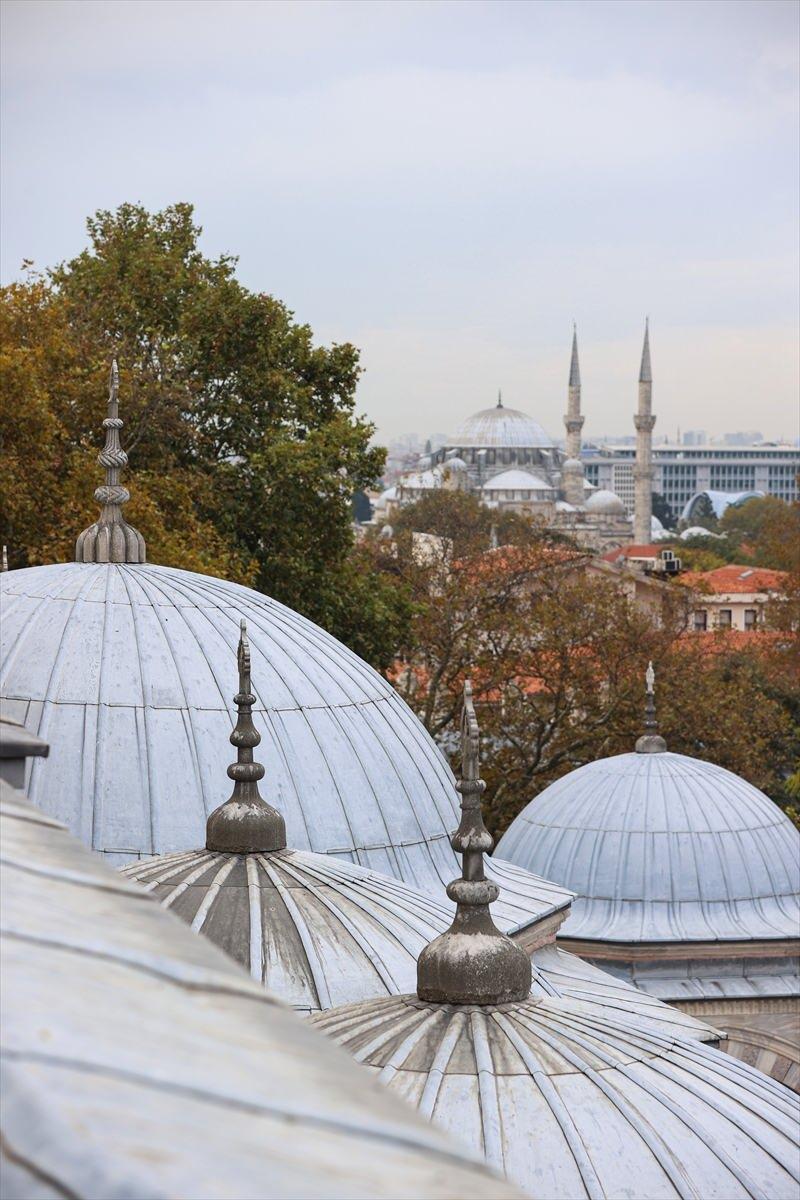 <p>Ayrıca camide mihrabın iki yanındaki pencerelerde çini madalyonlarda Fetih Suresi, caminin ana kubbesinde ise Nur Suresi yazılıdır. Caminin kalem işleri döneminin en iyi hattatları tarafından yapılmıştır. </p>