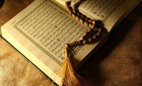 <p><strong>Mevlid Kandili'nde nasıl ibadet etmeliyiz, neler yapılmalıyız?</strong></p>
<p><strong>Tövbe etmek:</strong> Bu mübarek gece kusur ve günahlarımızdan tövbe ve istiğfarda bulunmalıyız. En azından bir tesbih "Estağfirullah" demeliyiz. Diğer kutlu zamanlar gibi Mevlid gecesi de, özümüze dönerek gaflet içinde geçen günlerimizi sorgulama, unutarak ve bilmeyerek işlediğimiz hatalara tövbe edip bağışlanma dileme, kendimizi ve irademizi yenileme zamanıdır.</p>