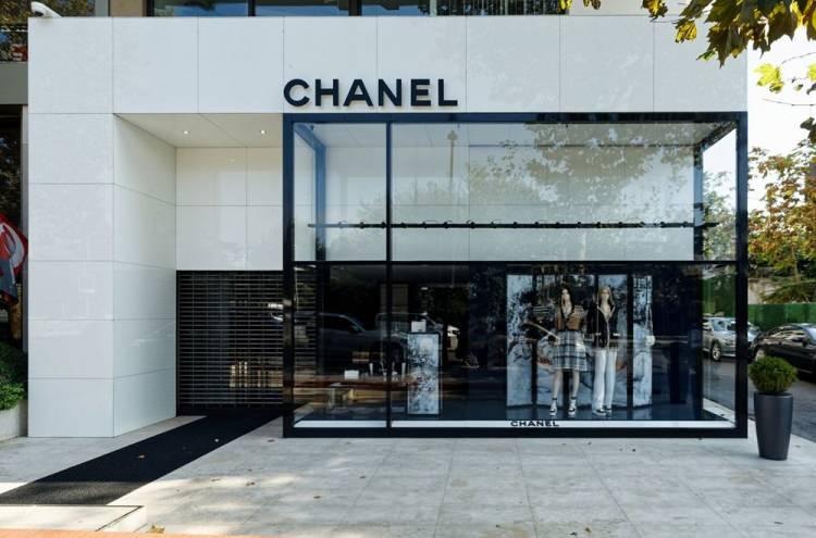 <p><strong>40- CHANEL: 47,05 MİLYAR DOLAR</strong></p>
<p>Tüketim Malları ve Perakende</p>