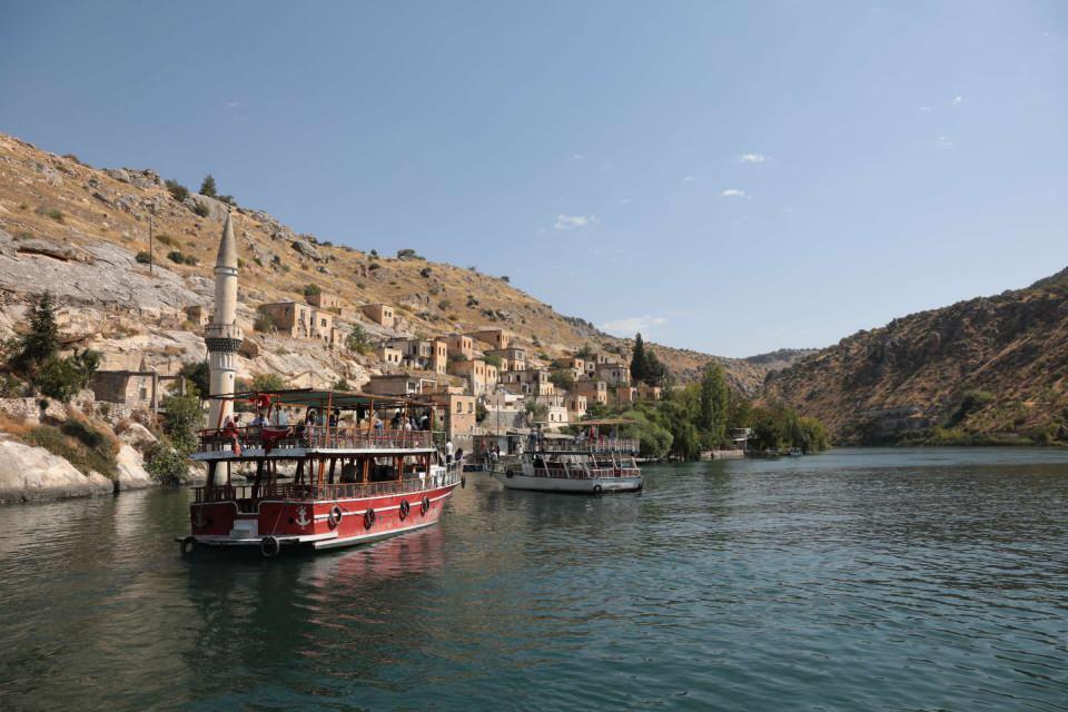<p>Tekne turu ve tarihi mekanlarının gezmek çok güzel. Cam terastan manzaraya bakma fırsatımızda oldu. Etkileyici manzarasıyla bizi büyüledi" dedi.</p>
