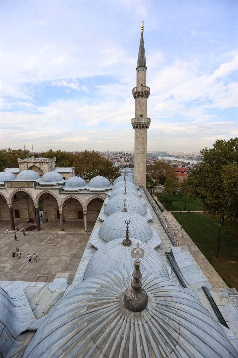 <p>Öztürk, caminin kubbesinin 26,5 metre, yüksekliğinin ise 53 metre olduğunu aktararak, "Caminin kubbesinin her biri 30 ton ağırlığında olan 4 fil ayakları taşımaktadır. Bu 4 fil ayağının dört halifeye atfedildiği söylenir. </p>