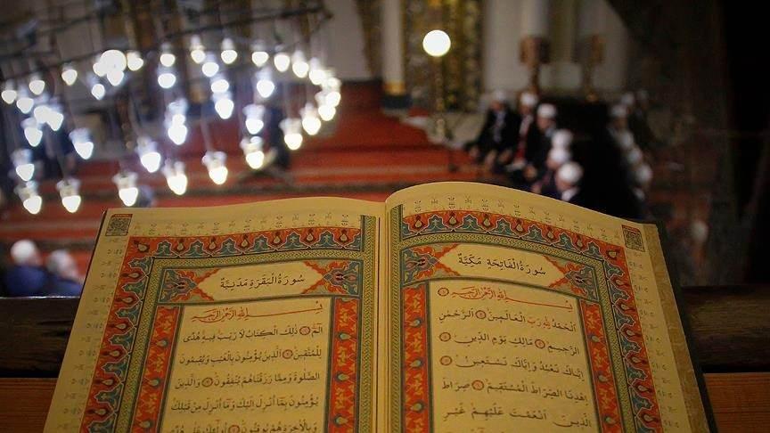 <p><strong>Kur'an-ı Kerîm okumak veya dinlemek:</strong> Böyle mübarek bir gecede yapacağımız ibadetlerin en önemlisi Kur'an-ı Kerim'i okumak, dinlemek ve anlamı üzerinde düşünmektir. </p>