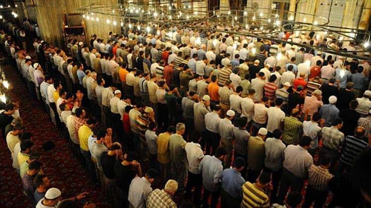 <p><strong>Namaz kılmak:</strong> Mevlid Gecesi ve gündüzündeki namazları cemaatle kılmaya son derece gayret göstermelidir. Kaza namazı bulunan kimseler, bu namazlarını kaza etmeye çalışmalıdırlar.</p>
