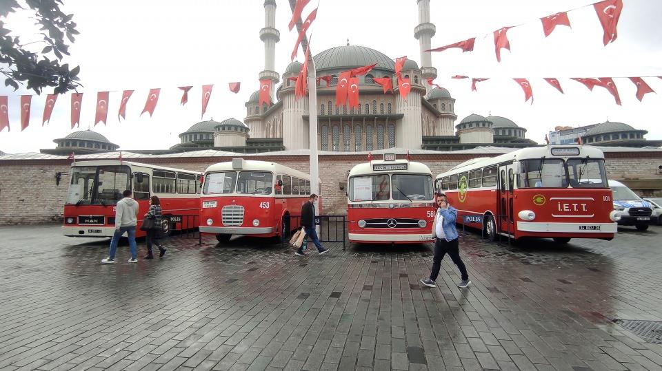 <p>İETT'nin nostaljik otobüsleri, Taksim ve Sultanahmet meydanlarında sergilenmeye başladı. Özellikle yabancı turistlerin büyük ilgi gösterdiği otobüsleri görenler bol bol fotoğraf çekti. </p>
