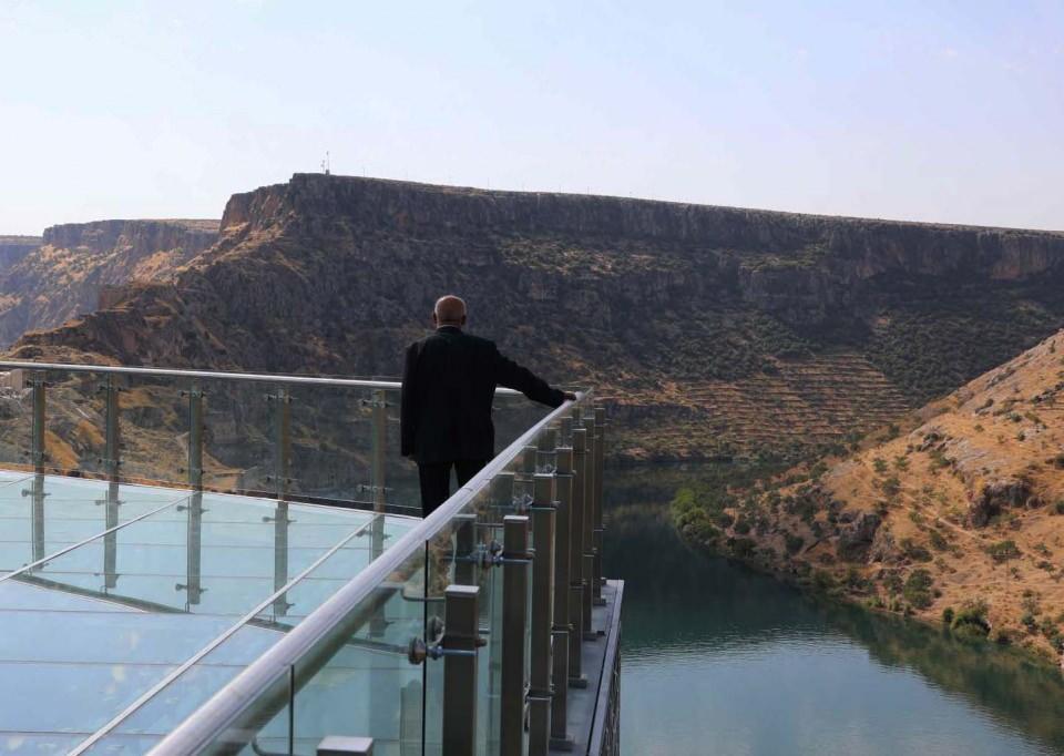<p>Ziyaretçilerden bazıları, zor anlar yaşarken, bazıları da manzaranın keyfini çıkardı. 150 metre yükseklikte yürüyenler, ya yakınlarına sarıldı ya da korkuluklara tutunarak geri döndü.</p>