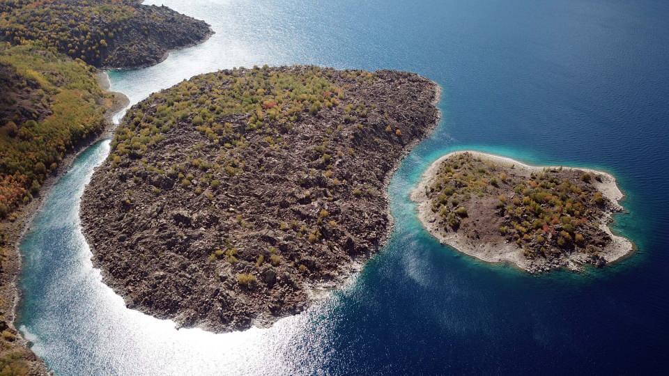<p>Buna çok üzülüyorum. Burayı köyümden üstün tutuyorum. Canımın sıkıldığı anda buraya geliyorum. Huzur buluyorum." ifadelerini kullandı.</p>
