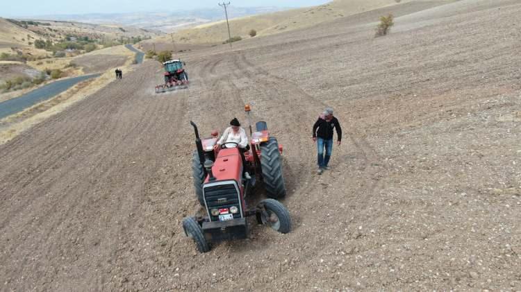 <p><strong>“Türkiye’nin tarımsal üretimine katkı sunabiliriz”</strong><br />
</p>
<p>Köye dönüş amacının rol model oluşturmak olduğunu aktaran Arslan, “Genç nesillere örnek olmak. Pandemi süreciyle birlikte görüyoruz ki biz şehirlerde dört duvar arasında sıkıştık kaldık. </p>
