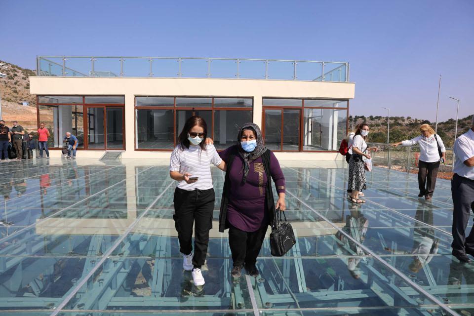 <p>Gaziantep'in Yavuzeli ilçesindeki tarihi Rumkale'de yapımı tamamlanan cam terasın kapıları, ilk ziyaretçilere açıldı. 150 metre yükseklikte yürüyenler, ya yakınlarına sarılarak manzaranın keyfini çıkarmaya çalıştı ya da korkuluklara tutunarak geri döndü.</p>