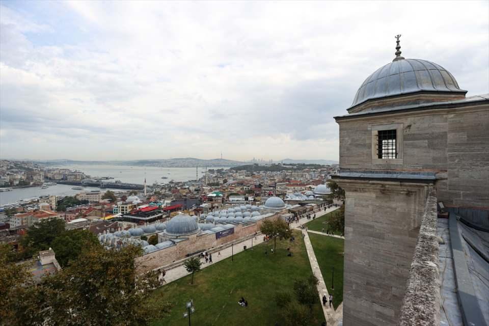 <p>Mimar Sinan, caminin kubbesine yaklaşık 250 tane testi koymuştur. Mimar Sinan'ın kubbeye testi koymasının amacı hem yükü hafifletmek hem de akustiği sağlamaktır. Caminin 4 minaresi vardır. Bunların 2 tanesi 3 şerefeli 76 metre yükseklikte, 2 tanesi de 2 şerefeli 56 metre yüksekliğindedir." diye konuştu.</p>
<p> </p>