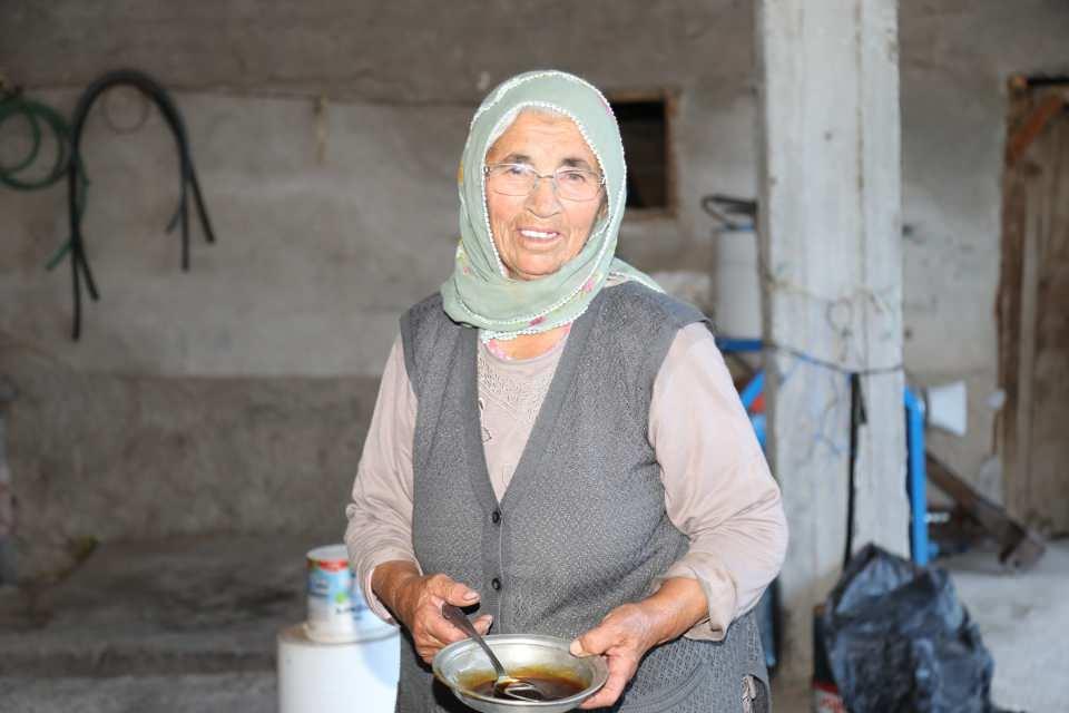 <p>Coşkun, sadece kendisinin değil, felç geçiren damadının da bağ bahçe işlerini yaptığını ifade etti.</p>
<p>Köyde traktör kullanmaya başladığında önceleri bazı tepkiler aldığını anlatan Coşkun, "Mahalle sakinleri tarafından yadırgandım. Mahallede bakarlardı bana, 'kullanamaz, traktörü devirir, kaza yapar, traktörü bozar' derlerdi. Allah'a çok şükür bu güne kadar hiç kaza yapmadım." diye konuştu.</p>
<p> </p>