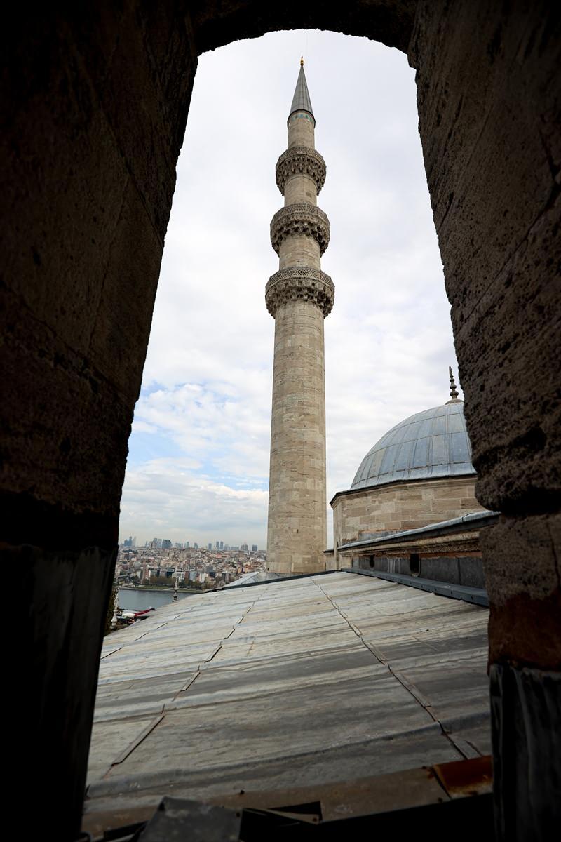 <p>Süleymaniye Külliyesi'ni diğer birçok külliyeden ayıran en önemli özelliği, yapıldığı günden beri tüm eklentileriyle günümüze kadar ulaşmasıdır."</p>

<p> </p>
