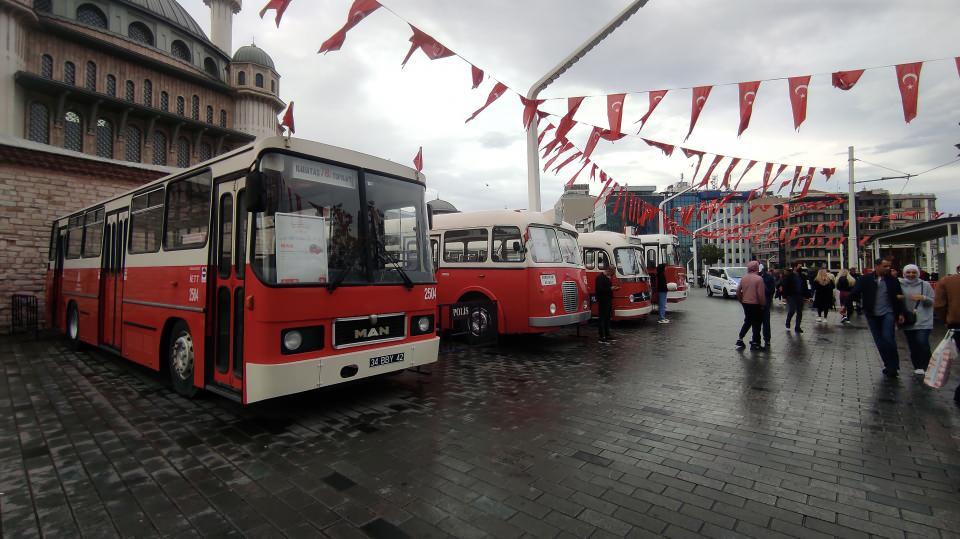 <p> İstanbul Büyükşehir Belediyesinin (İBB) bağlı kuruluşlarından İETT Genel Müdürlüğü, atlı tramvayların hizmete başlamasıyla 1871 yılında kuruldu. 150 yıl önce başlayan toplu ulaşım, çok geçmeden atlı arabadan, elektrikli troleybüse, oradan motorlu otobüslere, günümüzde çevreci otobüslere kadar uzandı.</p>
