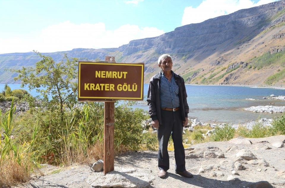 <p>Yaklaşık 20 yıl önce kurduğu çay ocağını oğluna devreden Selgi, çocukluğundan bu yana duygusal bağ kurduğu Nemrut'tan kopamadı.</p>
