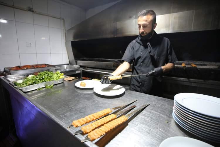 <p><strong>- Her gelişlerinde farklı bir lezzeti tadıyorlar</strong></p>

<p>Restoran yöneticisi Ayhan Şimşek, 1998 yılında Keban'da ilk restoranı açtıklarında, çevrelerindeki kişilerin, "Kim Keban'a balık yemeye gider?" diyerek eleştirdiğini anlattı.</p>

<p> </p>
