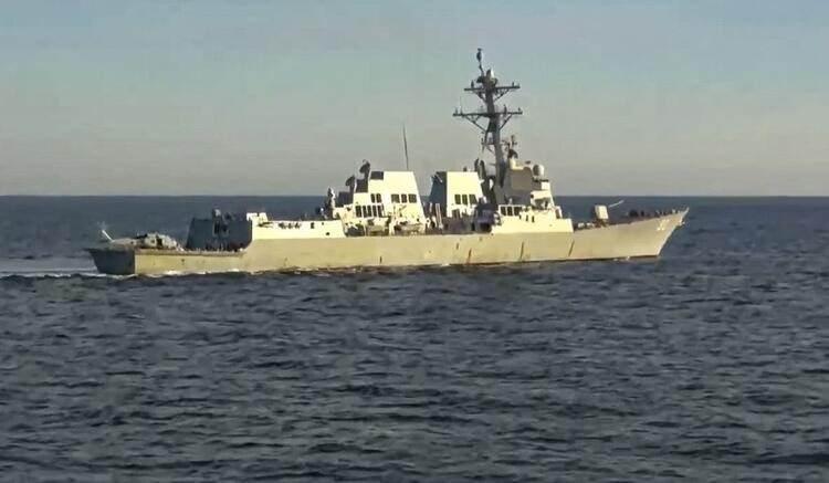 <p>Rusya savunma bakanlığı, Amiral Tributs'un milyar dolarlık USS Chafee'ye 'topçu ateşi tatbikatları nedeniyle seyrüsefere kapalı bir bölgede' olduğunu söyleyen bir uyarı gönderdiğini söyledi.</p>
