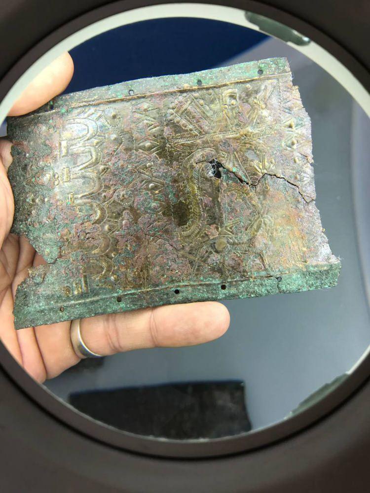 <p>Lejyonun ana kampı kabul edilen ‘Castrum’daki kazılarda, Urartu döneminden kalma, üzerinde baş tanrı Haldi ile bitki ve hayvan sembollerinin yer aldığı savaşçılara ait bronz kemer ile galeri, seramik parça ve taş figürlere ulaşıldı.</p>