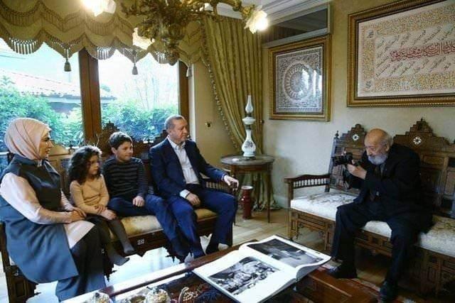 <p>Fotoğraf sanatçısı Güler, konutun oturma odası, kütüphane ve çalışma odasında, Erdoğan, eşi Emine Erdoğan ve torunları Ahmet Akif ile Mahinur'un fotoğraflarını çekmişti.</p>
<p> </p>