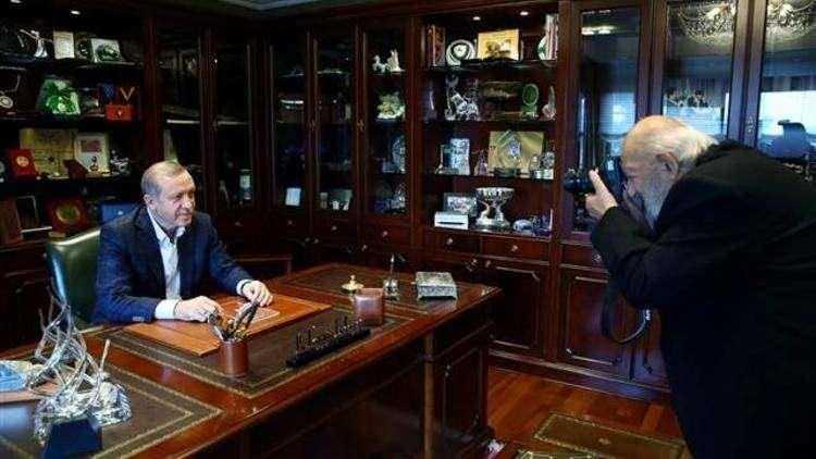 <p>Cumhurbaşkanı Erdoğan sohbette Güler'e teşekkürlerini iletirken Ara Güler de memnuniyetini ifade ederek, tekrar bir araya gelme isteğini belirtmişti.</p>
<p> </p>