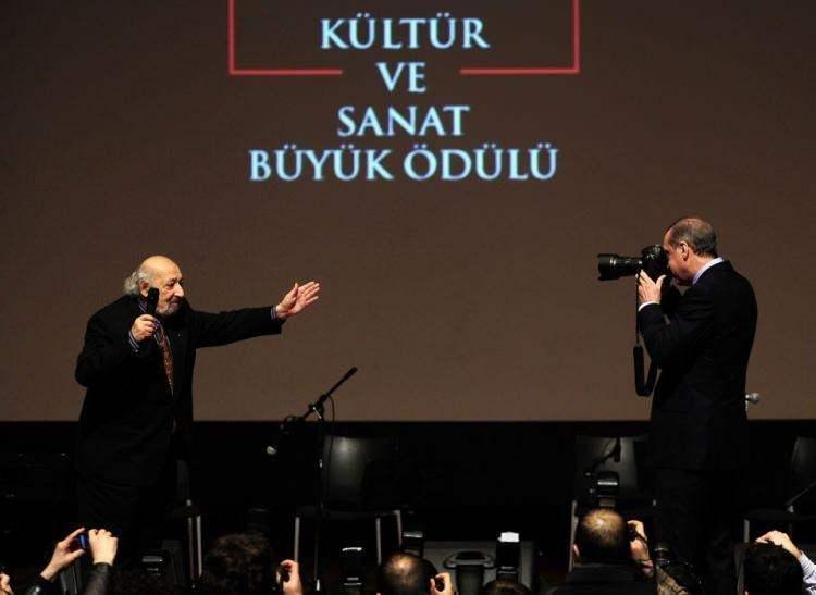 <p>Başbakan Recep Tayyip Erdoğan, Kültür ve Turizm Bakanlığı 2011 yılı Kültür ve Sanat Büyük Ödülleri'nin Lütfi Kırdar Kongre Merkezi'nde düzenlenen ödül törenine katıldı. Erdoğan Ara Güler'e ödülünü takdim ettikten sonra Güler'in fotoğrafını çekti.</p>
<p> </p>