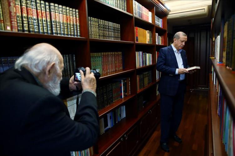 <p>Cumhurbaşkanlığı Genel Sekreter Yardımcısı ve Sözcüsü İbrahim Kalın'ı arayarak, uzun süredir görüşmediği Erdoğan'ı en son 2012'deki bir törende fotoğrafladığını hatırlatarak, Cumhurbaşkanı'nın birkaç fotoğrafını çekmek istediğini ifade etmişti.</p>